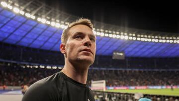 BERLIN, GERMANY - NOVEMBER 05: Manuel Neuer of Bayern Munich waves to the fans after the Bundesliga match between Hertha BSC and FC Bayern München at Olympiastadion on November 05, 2022 in Berlin, Germany. (Photo by Maja Hitij/Getty Images)