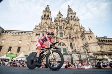 Desde Burgos hasta Santiago de Compostela, la edición de 2021 de La Vuelta, conocida coloquialmente como la de las Catedrales, encumbra por tercer año consecutivo a Primoz Roglic. El esloveno sella su tercer título con su victoria en crono del último día, que desemboca en la célebre Plaza del Obradoiro.