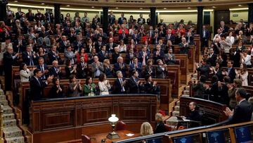 GRAF6912. MADRID, 04/01/2020.- Los diputados del PSOE y de Unidas Podemos (d) se aplauden mutuamente tras las intervenciones de los portavoces del grupo de Unidas Podemos ante el pleno del Congreso de los Diputados en la primera jornada de la sesi&oacute;n de investidura de Pedro S&aacute;nchez como presidente del Gobierno. EFE/Emilio Naranjo