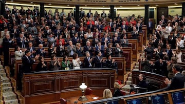 GRAF6912. MADRID, 04/01/2020.- Los diputados del PSOE y de Unidas Podemos (d) se aplauden mutuamente tras las intervenciones de los portavoces del grupo de Unidas Podemos ante el pleno del Congreso de los Diputados en la primera jornada de la sesi&oacute;n de investidura de Pedro S&aacute;nchez como presidente del Gobierno. EFE/Emilio Naranjo