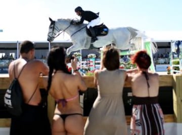 Espectadores viendo como José Alfredo Hernández Ortega salta con su caballo sobre un obstáculo durante el Longines Global Champions Tour de parar en Miami