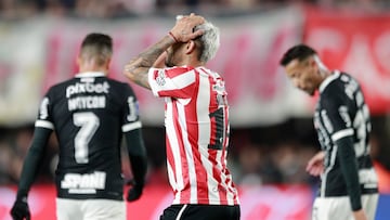 AMDEP8623. LA PLATA (ARGENTINA), 29/08/2023.- Eros Mancuso de Estudiantes se lamenta al perder en la serie de penaltis hoy, en un partido de los cuartos de final de la Copa Sudamericana entre Estudiantes y Corinthians en el estadio Jorge Luis Hirschi en La Plata (Argentina). EFE/ Demian Alday Estevez
