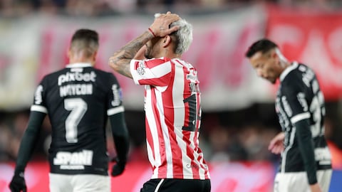 AMDEP8623. LA PLATA (ARGENTINA), 29/08/2023.- Eros Mancuso de Estudiantes se lamenta al perder en la serie de penaltis hoy, en un partido de los cuartos de final de la Copa Sudamericana entre Estudiantes y Corinthians en el estadio Jorge Luis Hirschi en La Plata (Argentina). EFE/ Demian Alday Estevez
