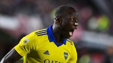 LA PLATA, ARGENTINA - MARCH 13: Luis Advincula of Boca Juniors celebrates after scoring the first goal of his team during a match bewteen Estudiantes and Boca Juniors as part of Copa de la Liga 2022 at Jorge Luis Hirschi Stadium on March 13, 2022 in La Plata, Argentina. (Photo by Rodrigo Valle/Getty Images)