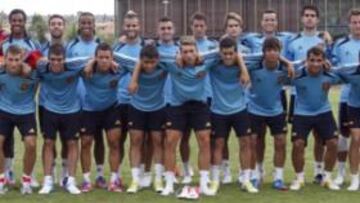 <b>UNA PIÑA. </b>La Sub-19 posa en Las Rozas antes de partir a Estonia. Hoy inicia la defensa del título.