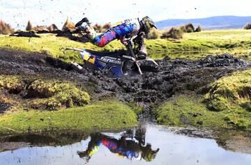 El piloto argentino Franco Caimi se quedó atrapado en un barrizal durante la séptima etapa del Dakar. Logró salir del barro pero kilómetros después la moto dejó de funcionar.