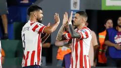 Antonio Sanabria y Omar Alderete de Paraguay celebran un gol hoy, en un partido de las Eliminatorias Sudamericanas para la Copa Mundial de Fútbol 2026 entre Paraguay y Bolivia en el estadio Defensores del Chaco en Asunción.