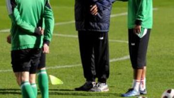 <b>EL NOVATO. </b>El míster explicó a Giovani Dos Santos alguna de las jugadas que ensaya el equipo.