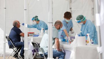 GRAFCAV7078. ORDIZIA (GUIPÚZCOA) (ESPAÑA), 08/07/2020.- Los vecinos de Ordizia (Guipúzcoa) continúan desfilando este miércoles por las carpas instaladas en la localidad por Osakidetza para hacerse las pruebas del covid-19 a la espera de que el Gobierno Vasco regule en una orden las restricciones para atajar el brote, entre las que podría estar el uso obligatorio de mascarillas. EFE/Juan Herrero.