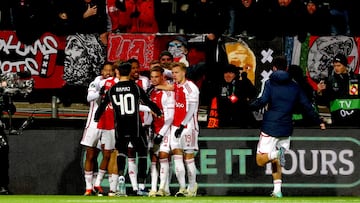 El Ajax celebra el gol definitivo de Taylor.