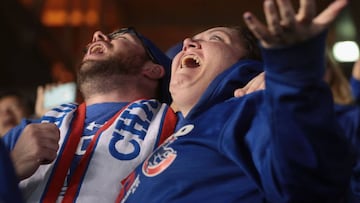 Los aficionados de los Chicago Cubs esperan impacientes el sexto encuentro de las Series Mundiales contra los Cleveland Indians.