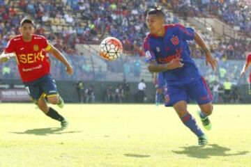 El jugador de Universidad de Chile Patricio Rubio, controla el balon durante el partido de primera division contra Union Española disputado en el estadio Santa Laura de Santiago, Chile.