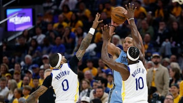 SAN FRANCISCO (United States), 16/04/2025.- Memphis Grizzlies guard Desmond Bane (C) tries to pass as Golden State Warriors forward Jimmy Butler III (R) and Golden State Warriors guard Gary Payton II (L) defend during the second half of the NBA Play-In Tournament game between the Memphis Grizzlies and the Golden State Warriors in San Francisco, California, USA, 15 April 2025. The winner will earn the NBA Western Conference 7 seed. (Baloncesto) EFE/EPA/JOHN G. MABANGLO SHUTTERSTOCK OUT