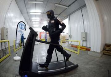 Malek Boukerchi prepara su participación en el maratón de hielo de la Antártida en una cámara frigorífica.