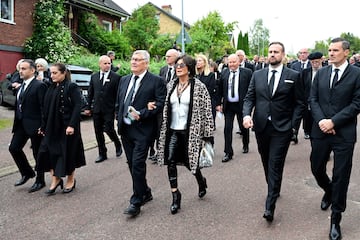 La expareja de Eriksson, Nancy Dell'Olio, en el centro, asiste a la procesión fúnebre que se dirige desde la iglesia de Fryksande hacia su casa en Torsby. 