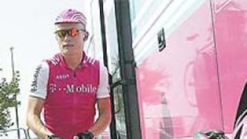 <b>EN CARRERA. </b>El líder del T-Mobile, Vinokourov, que venía a la Vuelta como uno de los favoritos, continúa en carrera pese a los vómitos.