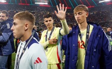 Álvaro Morata y Dean Huijsen tras recibir la medalla de subcampeones de la Nations League.