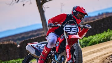 Marc Márquez con una Ducati de motocross en Alcarrás.