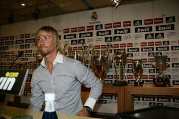 La temporada 2009/10 fue la última de Guti en el Real Madrid. En su despedida del club blanco dio una rueda de prensa junto a los títulos que él ganó como madridista.