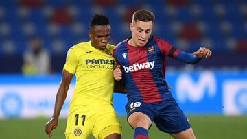 VALENCIA, SPAIN - APRIL 18: Samuel Chukwueze of Villarreal battles for possession with Jorge De Frutos of Levante UD during the La Liga Santander match between Levante UD and Villarreal CF at Ciutat de Valencia Stadium on April 18, 2021 in Valencia, Spain