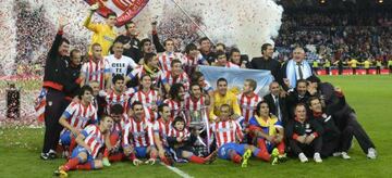 El Atlético, con la Copa del Rey sobre el césped del Bernabéu.