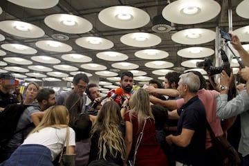 Locura por Diego Costa en su llegada a Madrid