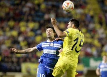 El defensa del Villarreal Víctor Ruiz lucha un balón con el delantero del Apollon Limassol Gaston Sangoy.