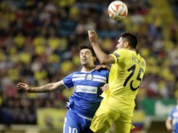 El defensa del Villarreal Víctor Ruiz lucha un balón con el delantero del Apollon Limassol Gaston Sangoy.