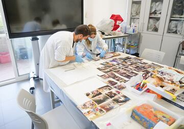 Voluntarios de la universidad en colaboración con el Laboratorio de Análisis y Diagnóstico de Obra de Arte, del Departamento de Historia del Arte, la UV ha puesto en marcha esta iniciativa que pretende reparar los daños que la DANA ha producido en la memoria colectiva de multitud de familias que han perdido fotografías y álbumes de gran valor sentimental y personal.
 