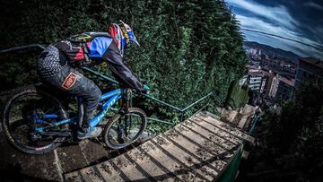 Imagen de un piloto de MTB descendiendo por las escaleras del barrio de Rekalde (Bilbao, País Vasco), durante el Bilbao Downhill.