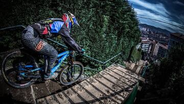 Imagen de un piloto de MTB descendiendo por las escaleras del barrio de Rekalde (Bilbao, Pa&iacute;s Vasco), durante el Bilbao Downhill.