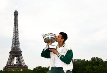 El tenista serbio de 36 años hizo historia tras conseguir ayer su 23º título de Grand Slam tras ganar a Casper Ruud en la final de Roland Garros. Hoy, ha posado con el trofeo en la ciudad de París, como es tradición. 