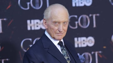 Charles Dance (Tywin Lannister) el Señor de Roca Casterly en la alfombra roja de Game of Thrones. 