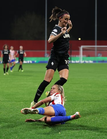 Andrea Medina salio en camilla por los servicios sanitarios y trasladada en ambulancia tras un golpe en la cabeza con la rodilla de Barbara Bonansea.