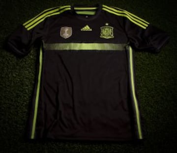 Negra y flúor, así es la nueva segunda equipación de la selección española de fútbol para el Mundial de Brasil 2014.