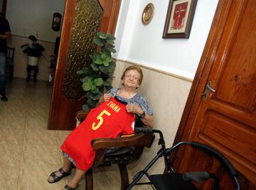 Pepica Espí, abuela de Ivana, con la camiseta de su nieta.