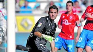 <b>SORPRENDIDO.</b> Juan Pablo no pudo evitar el gol en propia puerta.