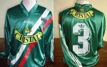 Palestino y un modelo de camiseta de 1997.