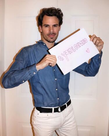 El diseñador y concursante de la última edición de 'Masterchef Celebrity', es, junto a Vicky Martín Berrocal, otra de las caras más famosas detrás de la iniciativa de 'Modistas Solidarias' impulsada por María Cordero de Wolflamb y la agencia The Lab Talents. Su taller está fabricando batas quirúrgicas y mascarillas caseras.