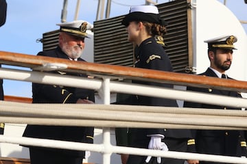 La Princesa Leonor saluda a sus superiores durante el embarque en el buque escuela 'Juan Sebastin de Elcano'. 