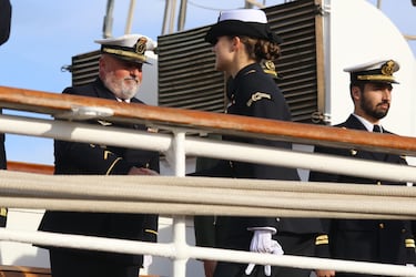 La Princesa Leonor saluda a sus superiores durante el embarque en el buque escuela 'Juan Sebastián de Elcano'. 