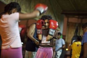 Niños durante una lección de Muay Thai en el Alto Perú barrio de chabolas de Lima.  Desde 2008, la ONG Alto Perú busca ofrecer a los niños de un barrio pobre de pescadores conocido como Alto Perú, la oportunidad de aprender y practicar deportes alternativos como el surf y el Muay Thai de forma gratuita.