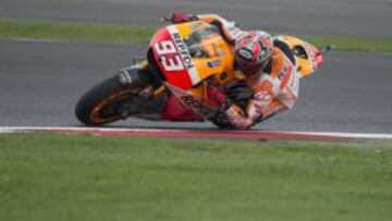 Márquez se cae en los libres, pero vuelve a ser el más rápido