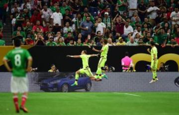 José Velázquez festeja su gol.