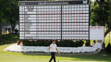 Kevin Na camina delante de la tabla de líderes durante el Charles Schwab Challenge de 2019.