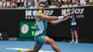 Carlos Alcaraz, contra Yoshihito Nishioka en el Open de Australia.