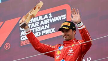 Spielberg (Austria), 30/06/2024.- Scuderia Ferrari driver Carlos Sainz Jr. waves on the podium after placing third in the Formula One Austrian Grand Prix, in Spielberg, Austria, 30 June 2024. (Fórmula Uno) EFE/EPA/MARTIN DIVISEK
