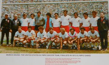 Selección de fútbol de Estados Unidos que participón en Munich 72, los primeros juegos olímpicos que dispataron los estadounidenses. Mani Hernández, agachado rodeado por un círculo, era la figura del equipo olímpico de fútbol de Estados Unidos.