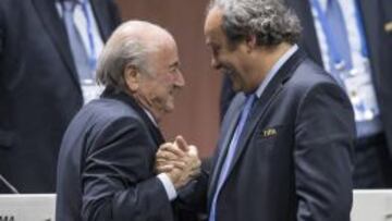 El presidente de la UEFA, Michel Platini, felicita al presidente de la Federaci&oacute;n Internacional de F&uacute;tbol (FIFA), Joseph Blatter, por su reelecci&oacute;n, durante el 65&ordm; Congreso de la instituci&oacute;n, en Z&uacute;rich (Suiza).