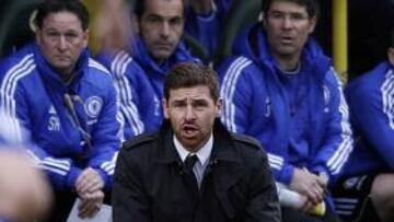 <b>AL RAS. </b>Villas-Boas da instrucciones a los jugadores del Chelsea durante un partido, desde la banda.